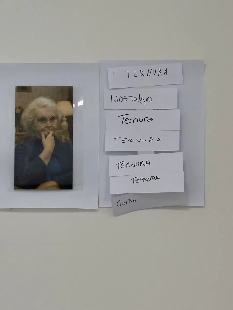 Panel con la foto de una anciana y las emociones que escribió el grupo