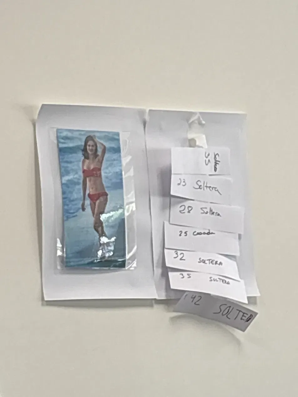 Panel con la foto de una mujer en bikini y las etiquetas de edad y estado civil que puso el grupo