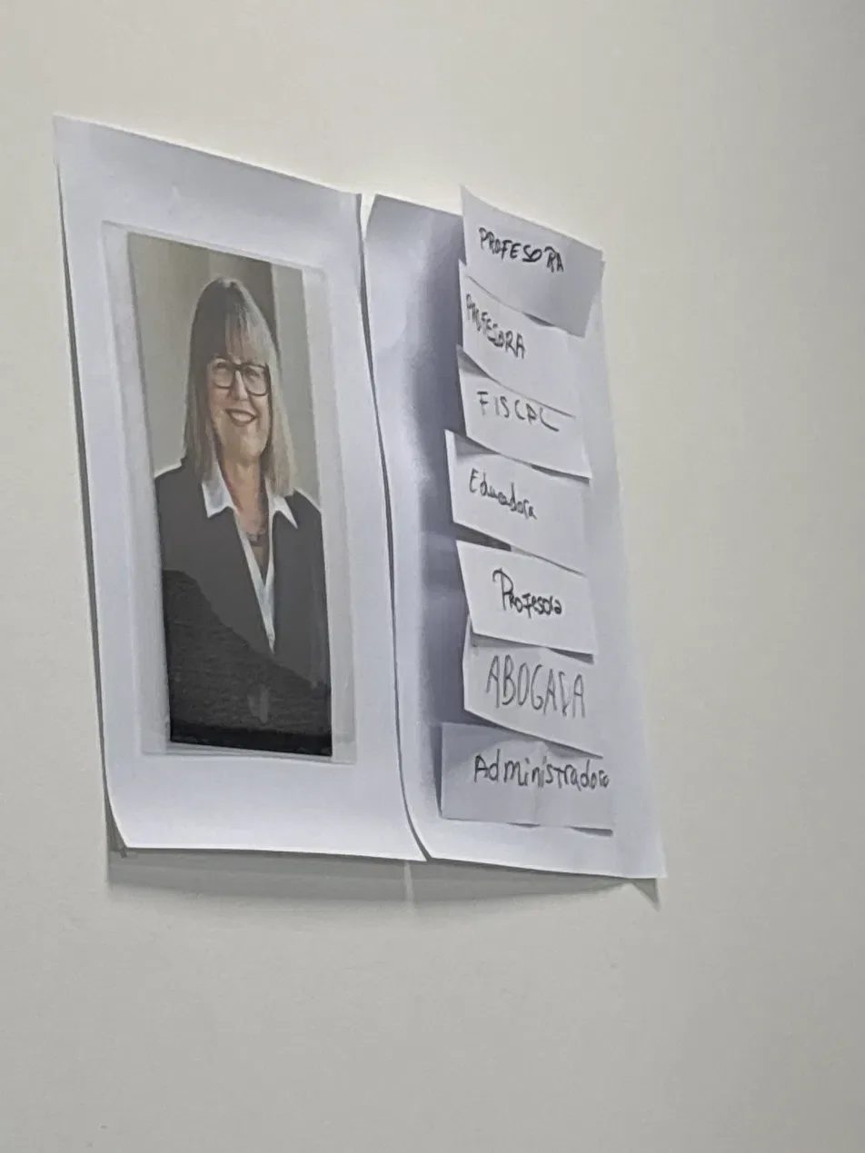Panel con la foto de una mujer madura y las profesiones que escribió el grupo