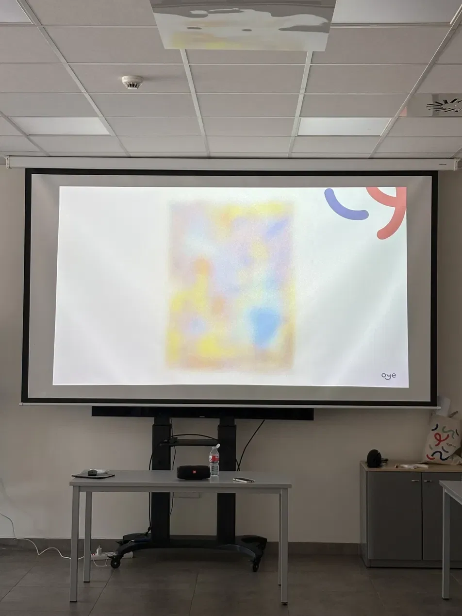Diapositiva con una mancha de colores difuminados proyectada en la sala