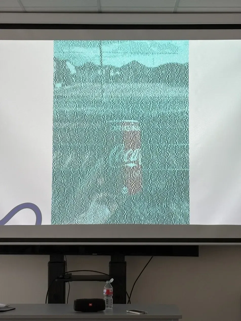 Diapositiva con una lata de refresco sobre una trama de puntos cian