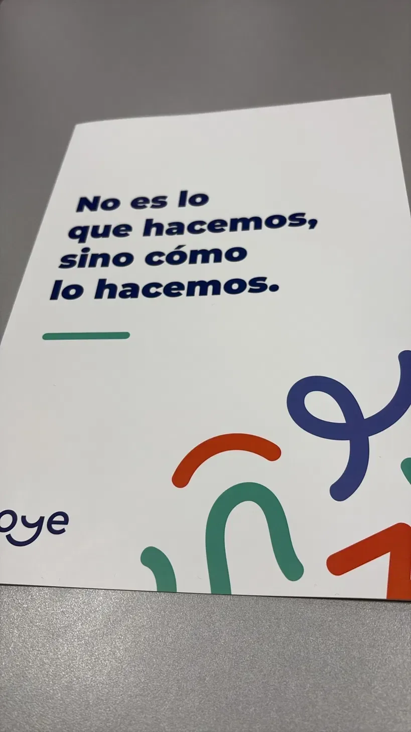 Tarjeta de Oye con la frase: No es lo que hacemos, sino cómo lo hacemos